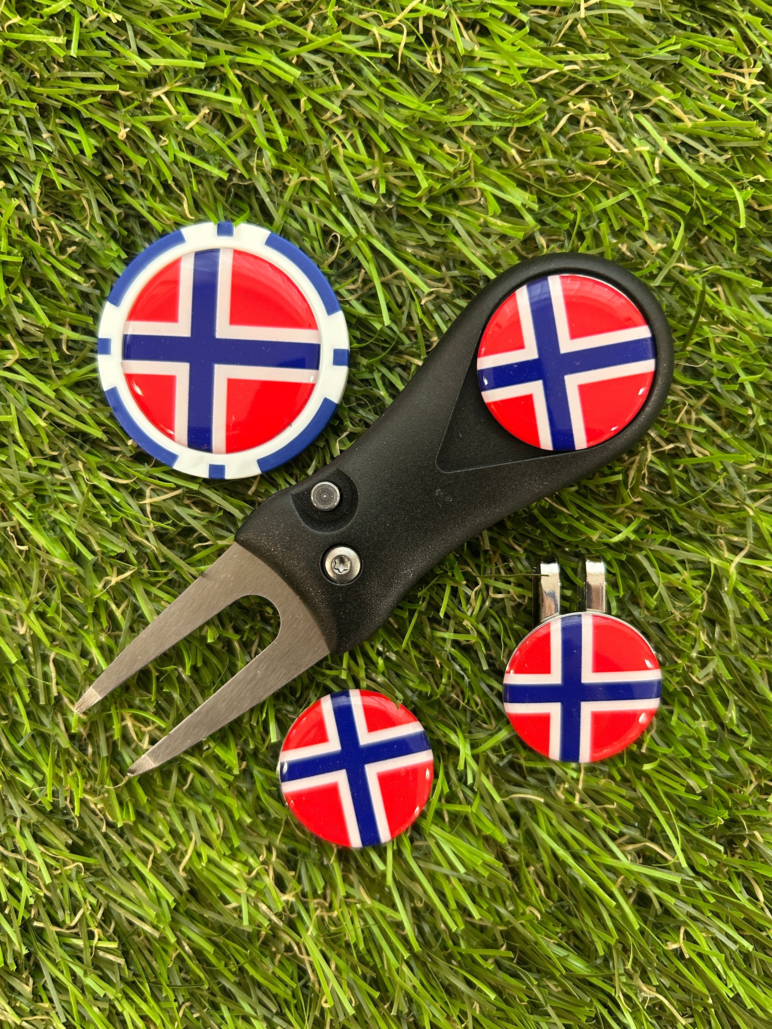 Flags of the World Traditional Pitchfork including 3 Flag markers and poker chip