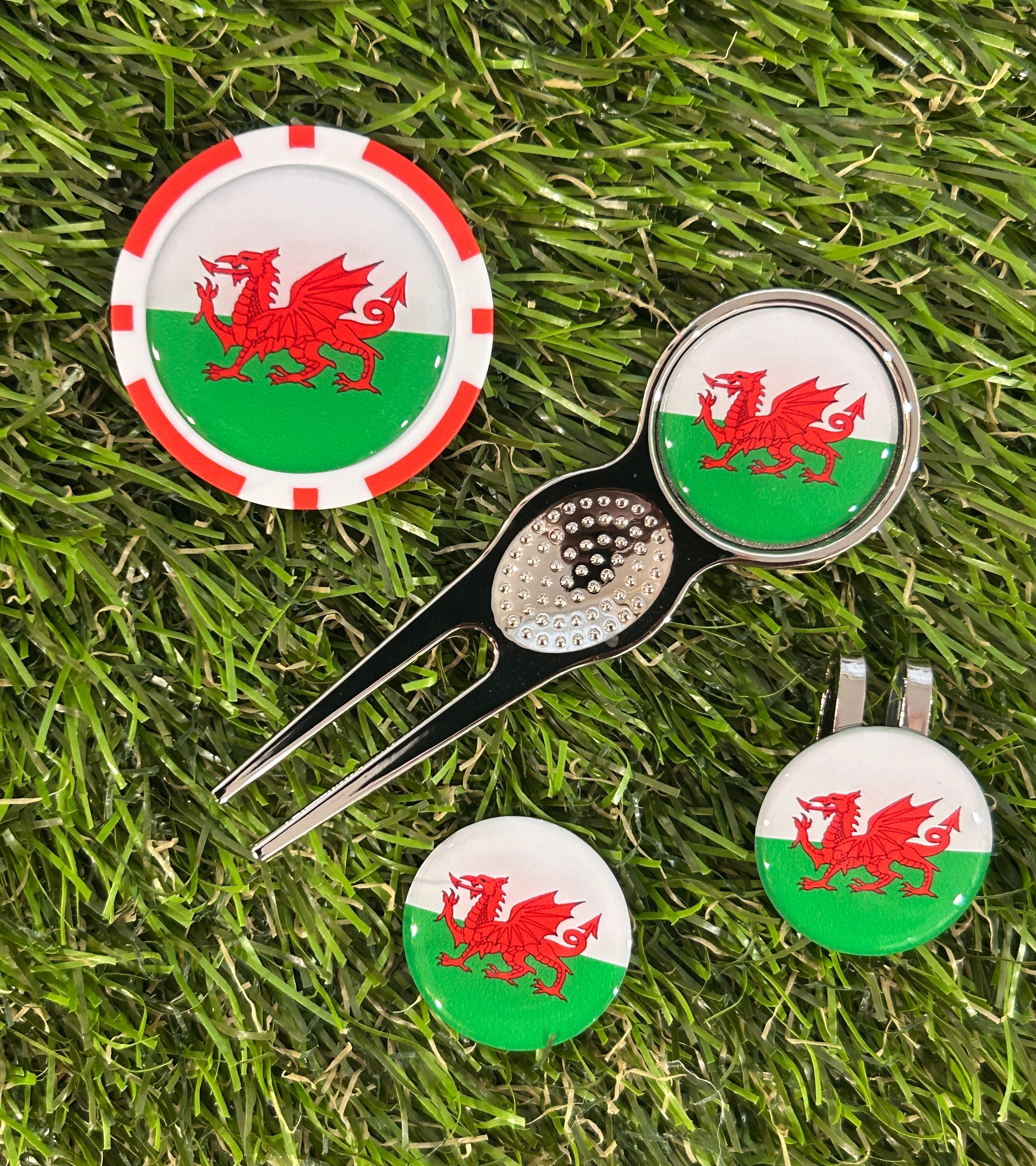 Flags of the World Traditional Pitchfork including 3 Flag markers and poker chip
